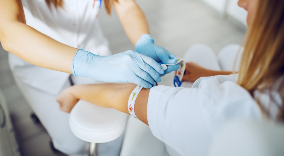 Cela fait des ravages de manière asymptomatique. Il détruit le foie et provoque le cancer. Vous pouvez être infecté par accident