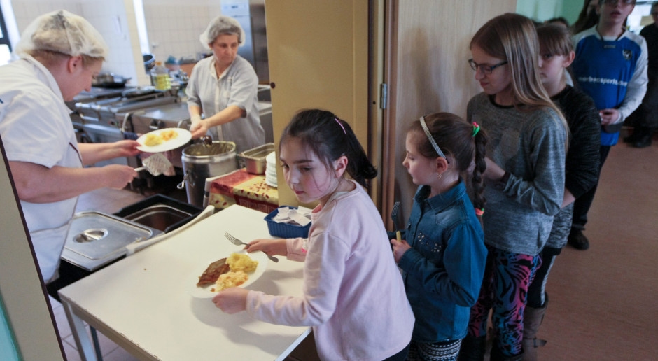 Rivoluzione nei negozi e nelle mense scolastiche. Le normative su carne e caffè sollevano polemiche.