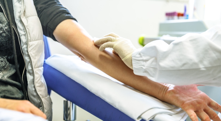 Liczba zakażeń rośnie: 2000 przypadków HIV. Nowy plan: lek przed i po kontakcie