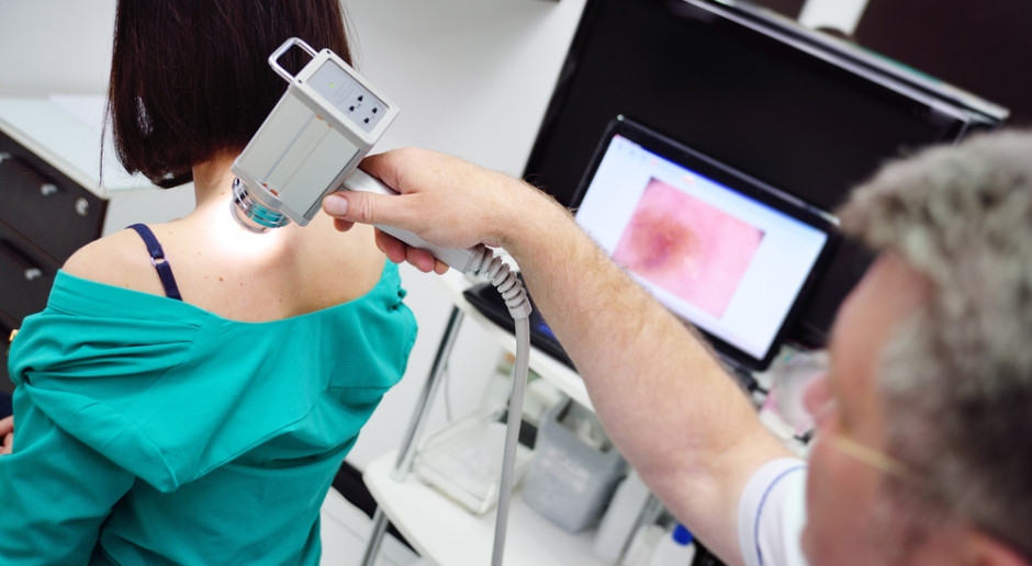 It's worth checking your moles in the summer. A dermatologist explains how dermatoscopy works and why it's important.