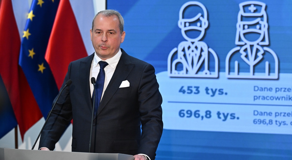 Doctors' and nurses' salaries. AOTMiT president: 95 percent earn at least the statutory minimum wage.