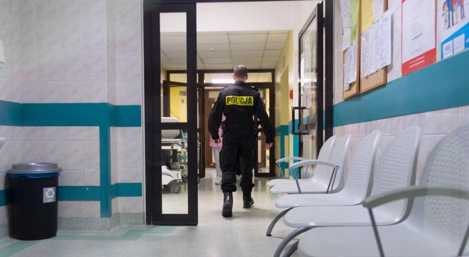 Ha afferrato un'infermiera per il collo e l'ha strangolata. Un paziente cinquantenne aggressivo deve rispondere delle accuse.