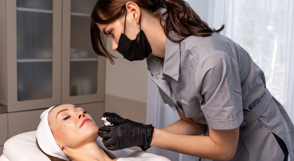 Esteticista é charlatão? Médicos querem multas milionárias por injeções de Botox.