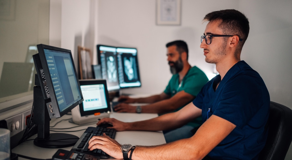 Hospitais aguardam ferramentas inovadoras de inteligência artificial. A licitação está prevista para começar em algumas semanas.