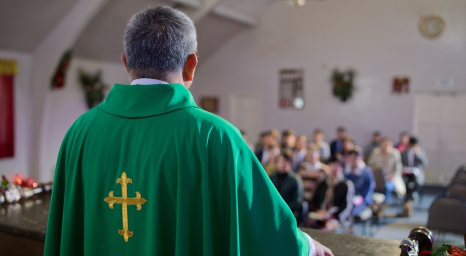 8% do seu salário vai para a Igreja. Imposto deduzido automaticamente do seu salário.