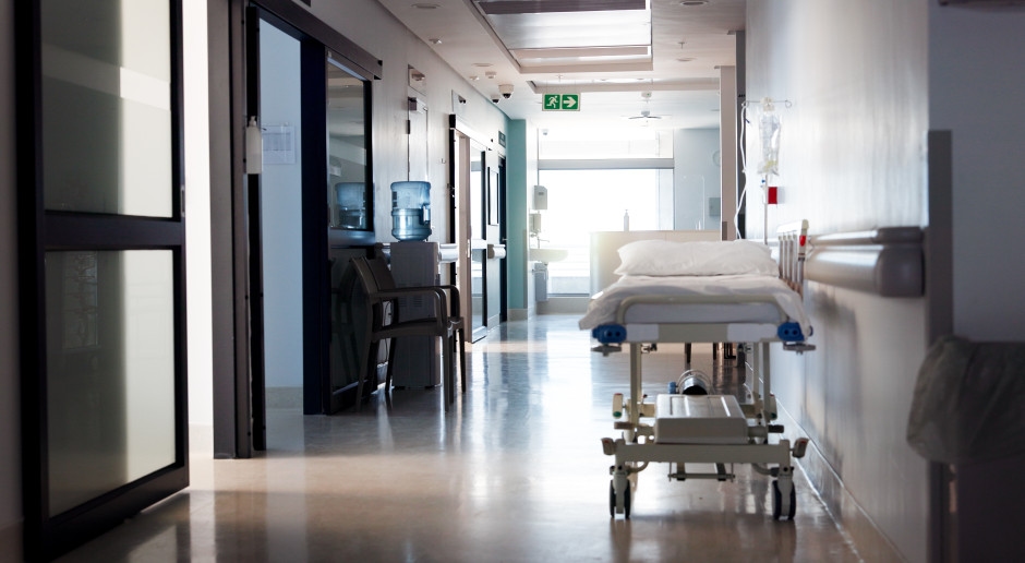 O paciente morreu no hospital. A enfermeira foi demitida.