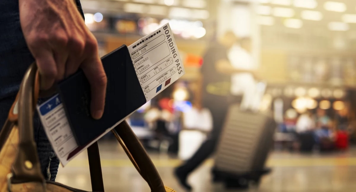 Medikamente sicher im Flugzeug transportieren: Warum gehören sie ins Handgepäck?