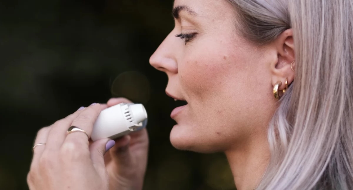 Progesteron unter dem Mikroskop. Einkomponenten-Verhütungsmittel können Asthmaanfälle verschlimmern