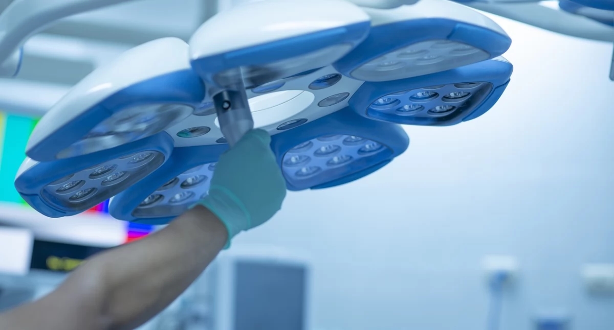 Precisión robótica en Gdynia. Médicos extirparon un tumor en una zona de difícil acceso.