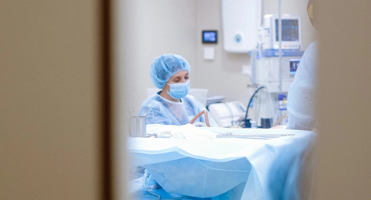 Hospital “selling” employees for machines? Wrocław University of Science and Technology goes into outsourcing, staff warns: “We are not robots!”