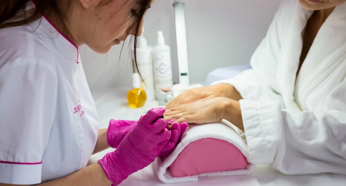 Nagelstyling zonder kankerverwekkende stoffen. GIS waarschuwt en herinnert