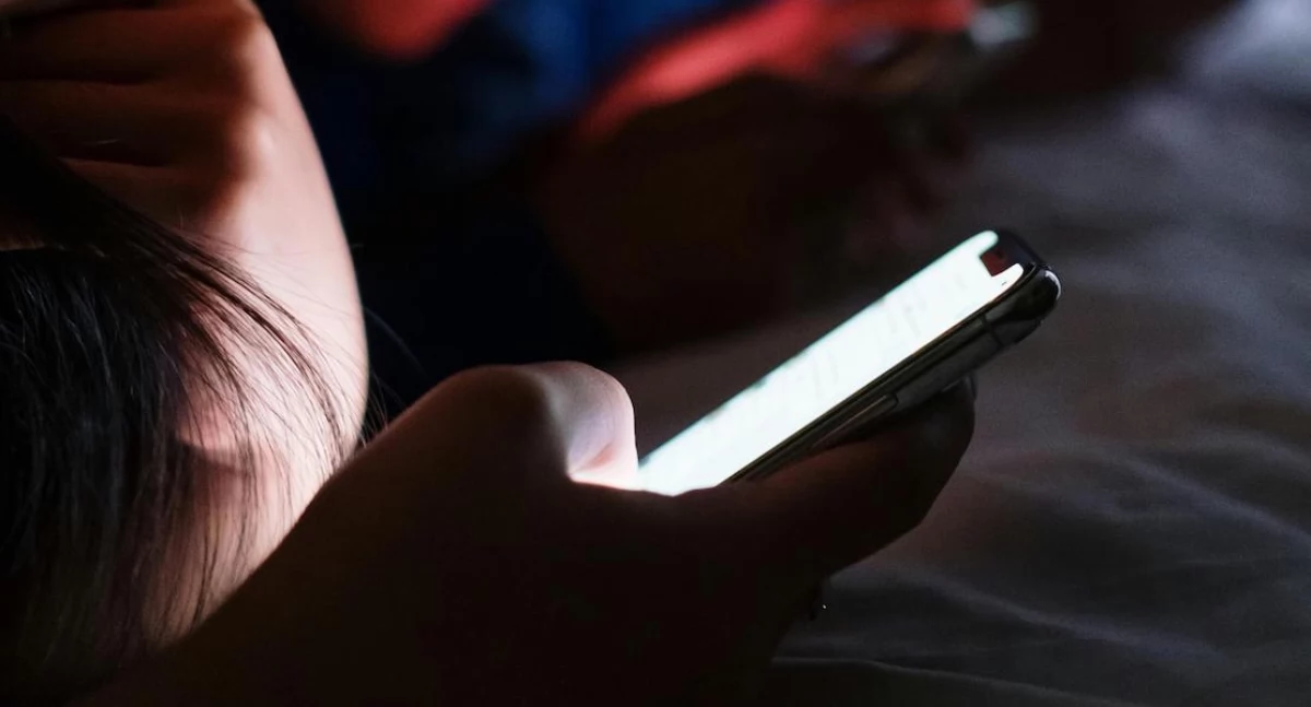 Gebruik je je telefoon elke avond voor het slapengaan? Wetenschappers zeggen dat het oké is.