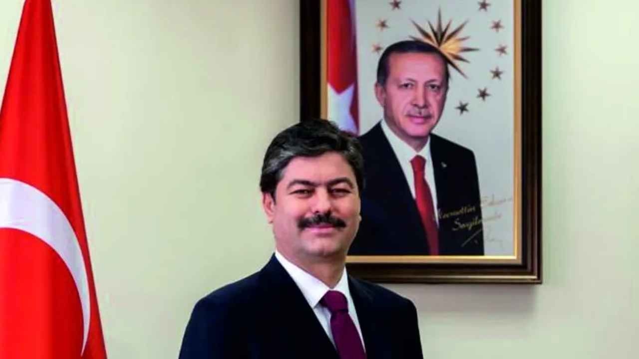 AKP-parlementslid maakt opvallende zet na diplomaschandaal! Hij schrapte de universiteit uit zijn biografie.