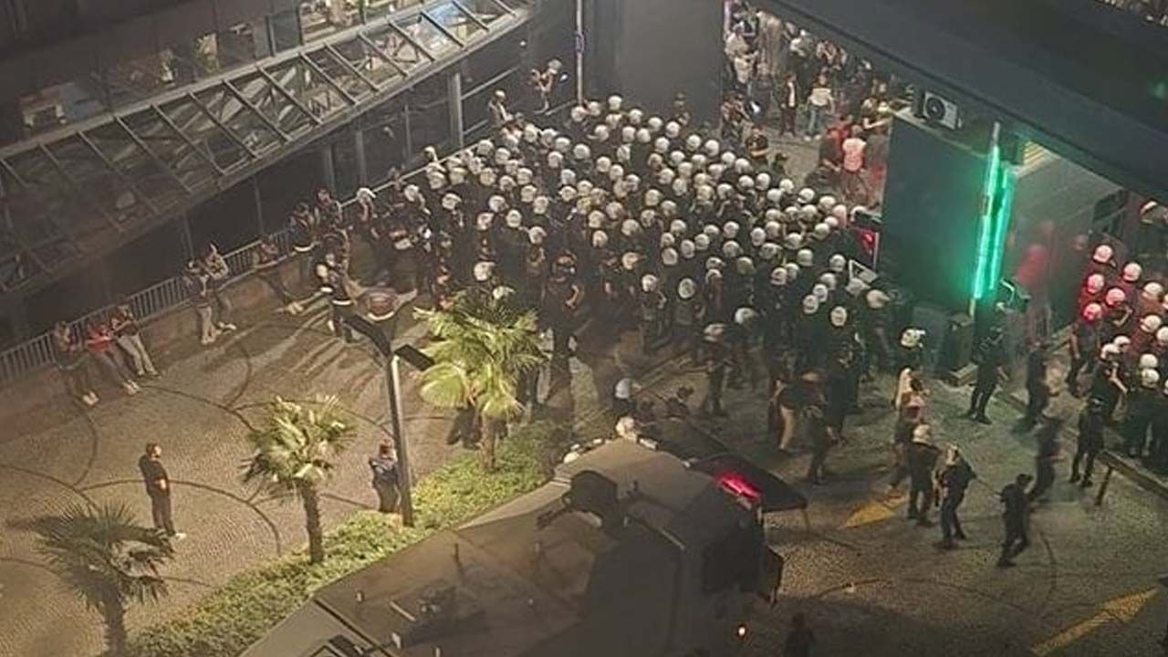 Artists call for democracy!