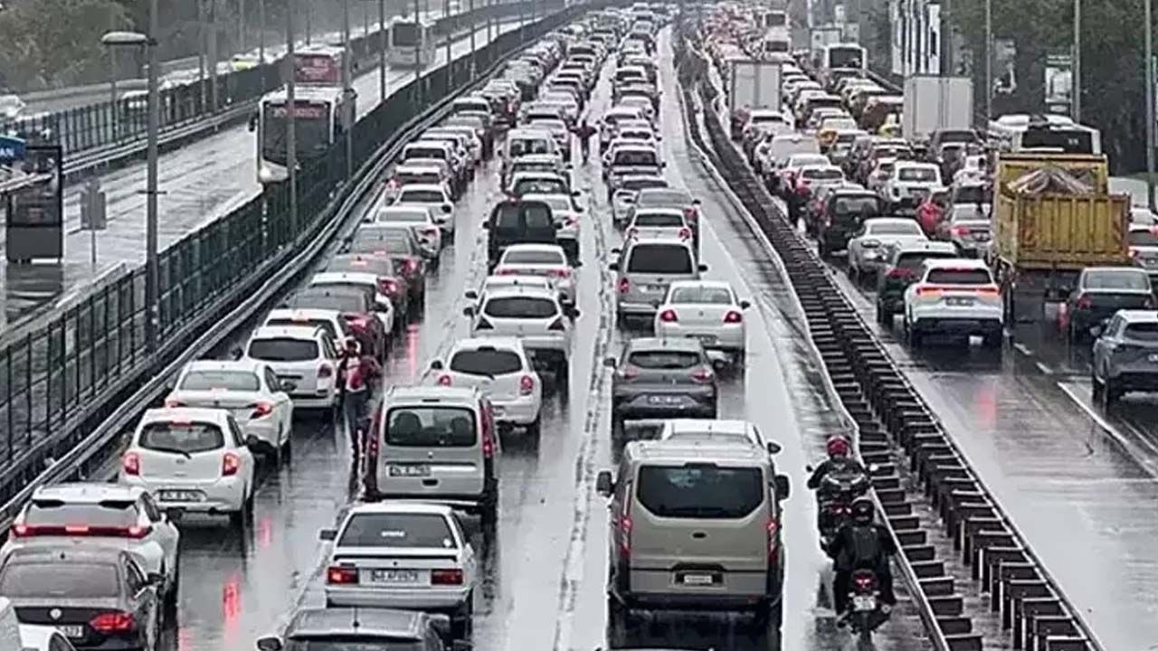 Rain hits Istanbul! Traffic is blocked