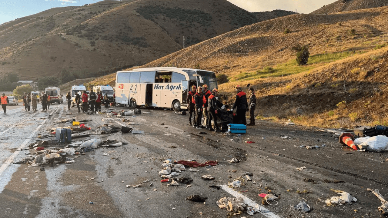 Sivas'ta yolcu otobüsü dağ yamacına çarptı! 4 ölü