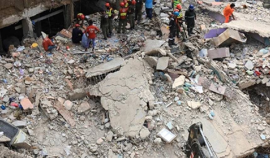 5-stöckiges Gebäude stürzt in Pakistan ein, 27 Tote