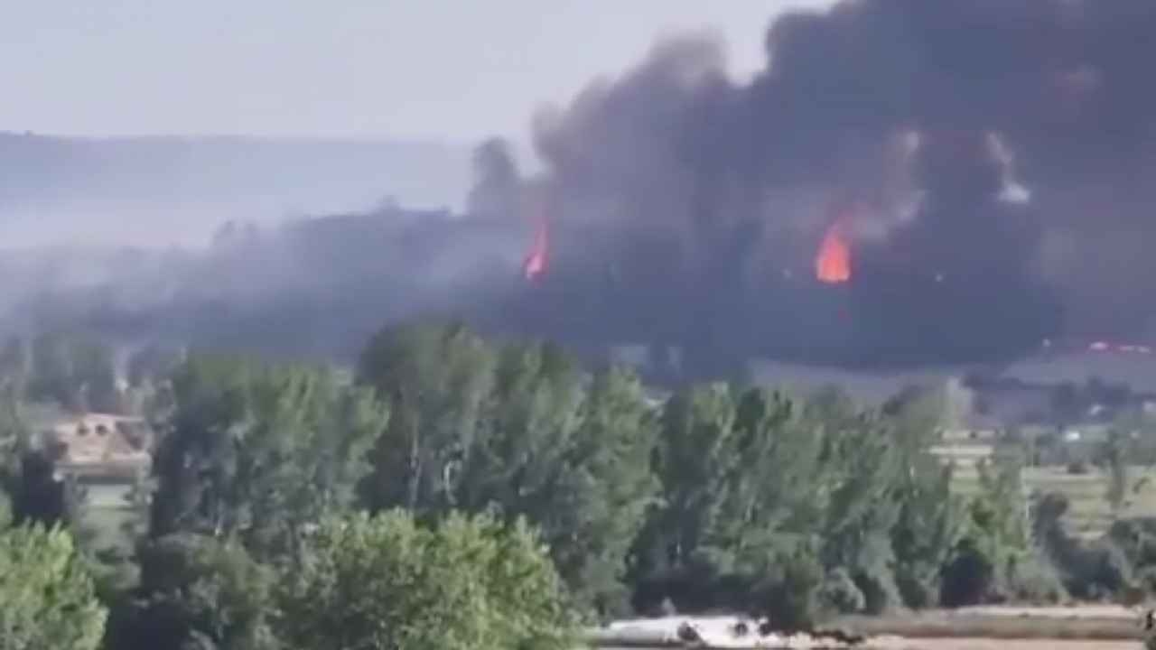 Feuerwehrauto überschlägt sich! 4 Verletzte