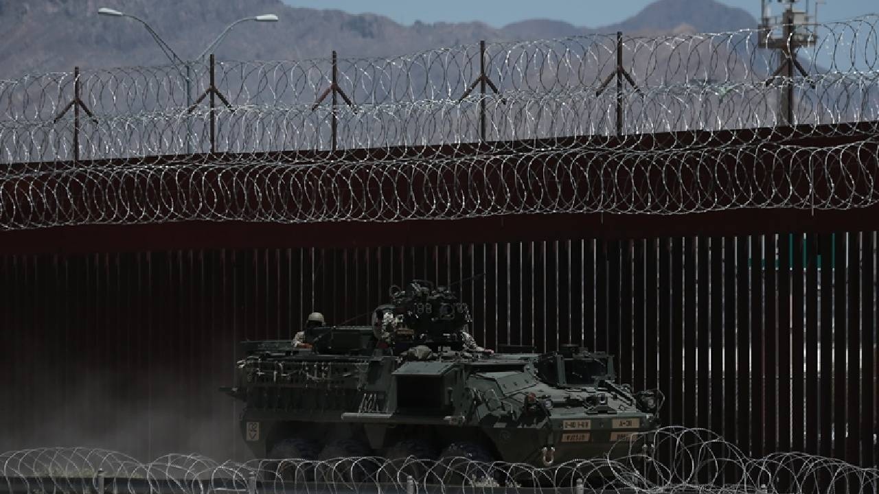 US-Militär stellt „Zutritt verboten“-Schild an der mexikanischen Grenze auf