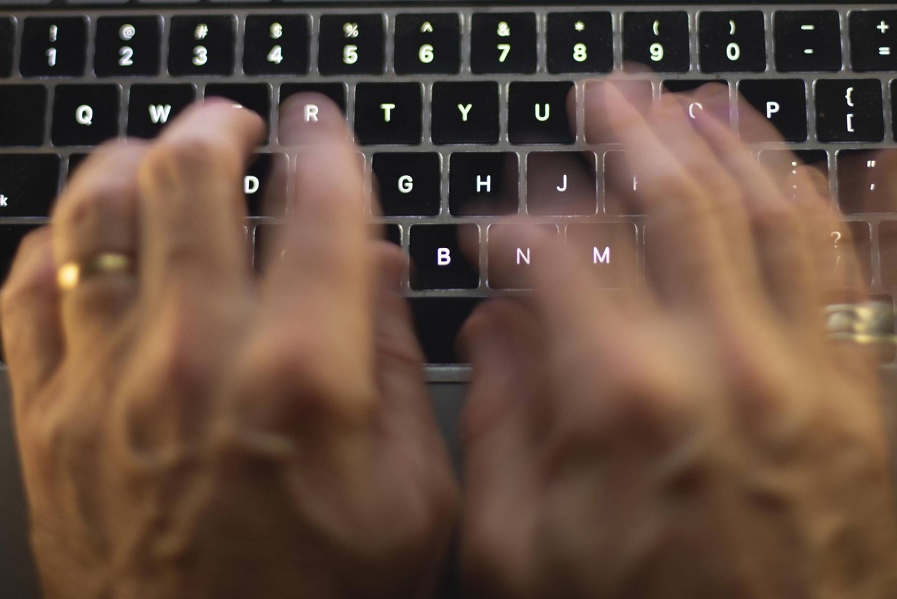 Psychiatra: „Pomiędzy podglądactwem a ekshibicjonizmem, oto co napędza powstawanie nowych seksistowskich stron internetowych”.