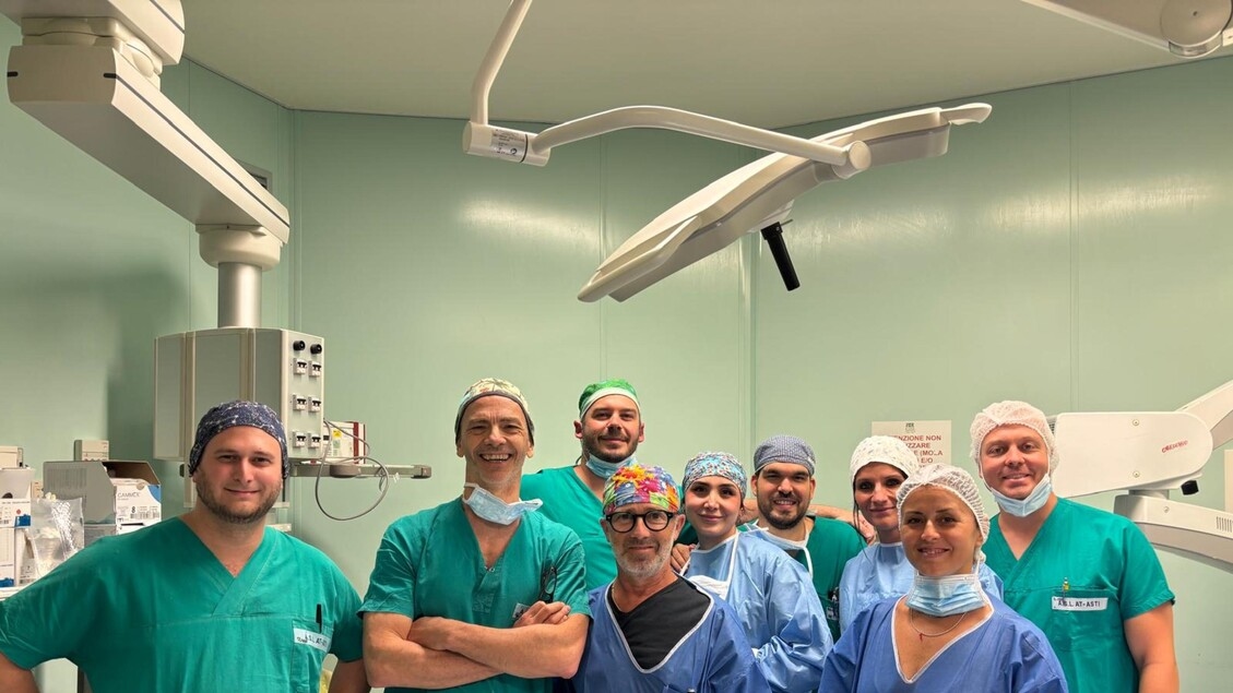 Een patiënt krijgt zijn gehoor terug na een operatie in een ziekenhuis in Asti.