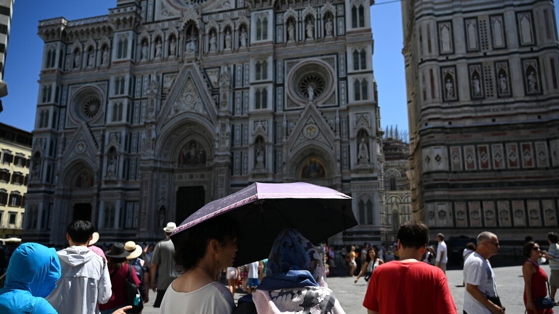 Alleen in Florence geldt op zondag een rode weerswaarschuwing, 13 steden krijgen een oranje waarschuwing.