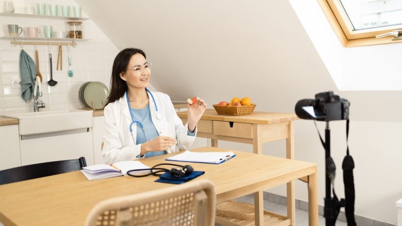 Medfluencer: Uma dose de fama, conselhos e efeitos colaterais?