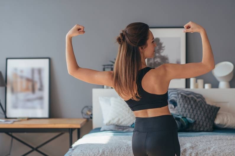 Getrainde bovenarmen: Moe van slappe armen? Deze workout kost je maar 10 minuten per dag.