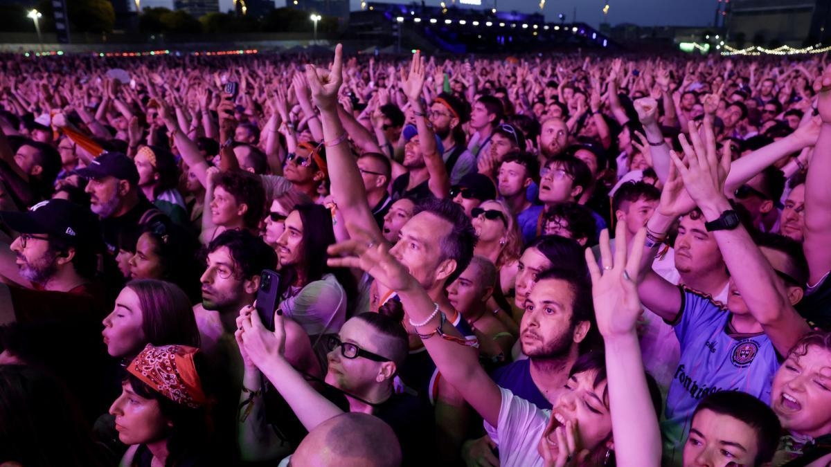 Ecco come dovresti proteggere le tue orecchie per evitare gravi danni se hai intenzione di partecipare a un festival musicale.