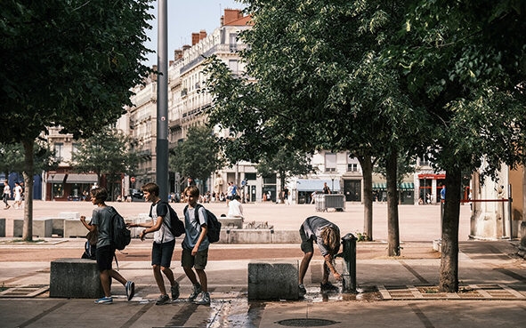 How do heatwave alert levels work in Lyon?