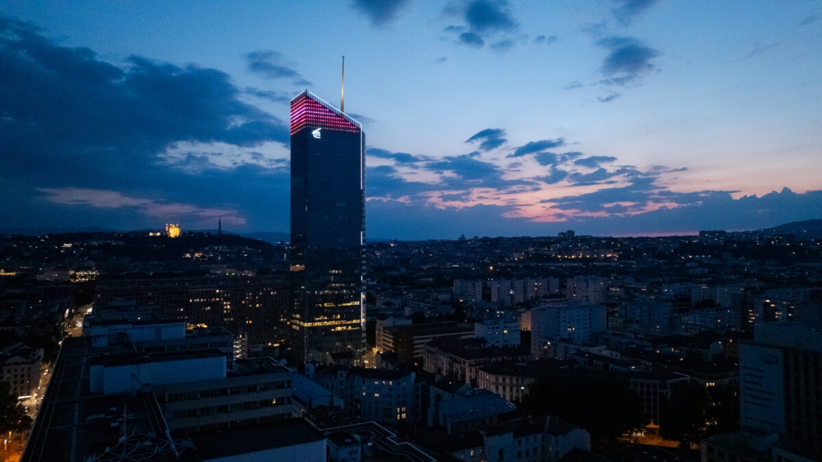Incity Tower: um ano de luz para conscientizar sobre a poluição
