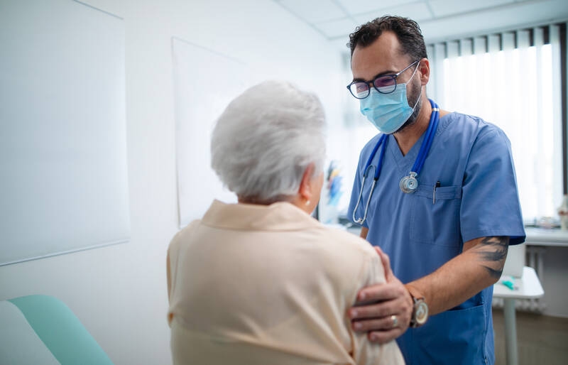Gripe y Covid: brechas de vacunación entre el personal hospitalario