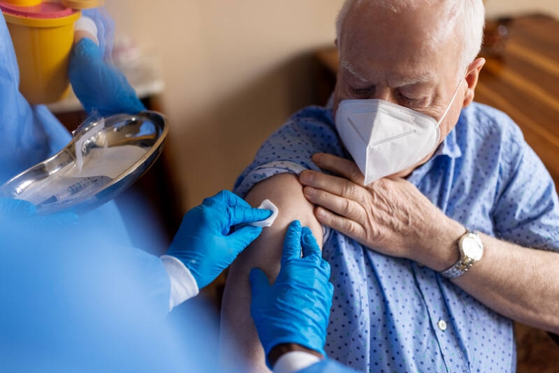 Covid-19-vaccinatie: levensredder met leeftijdsafhankelijke werking