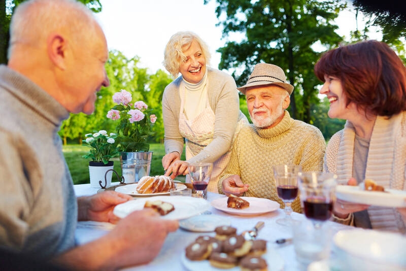 En lugar de aislamiento: ¿Es una vida social activa un indicio de Alzheimer?