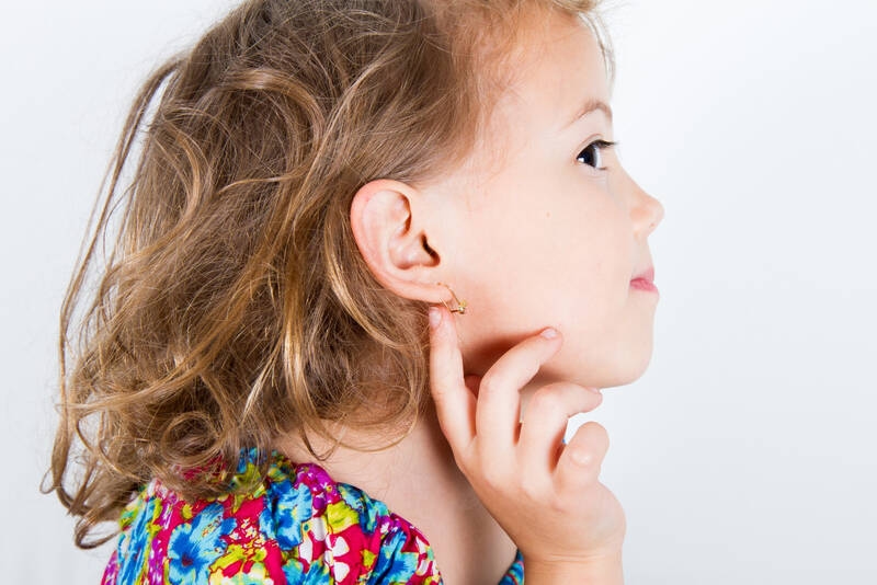 Perforaciones de orejas para niños: lo que los padres deben saber