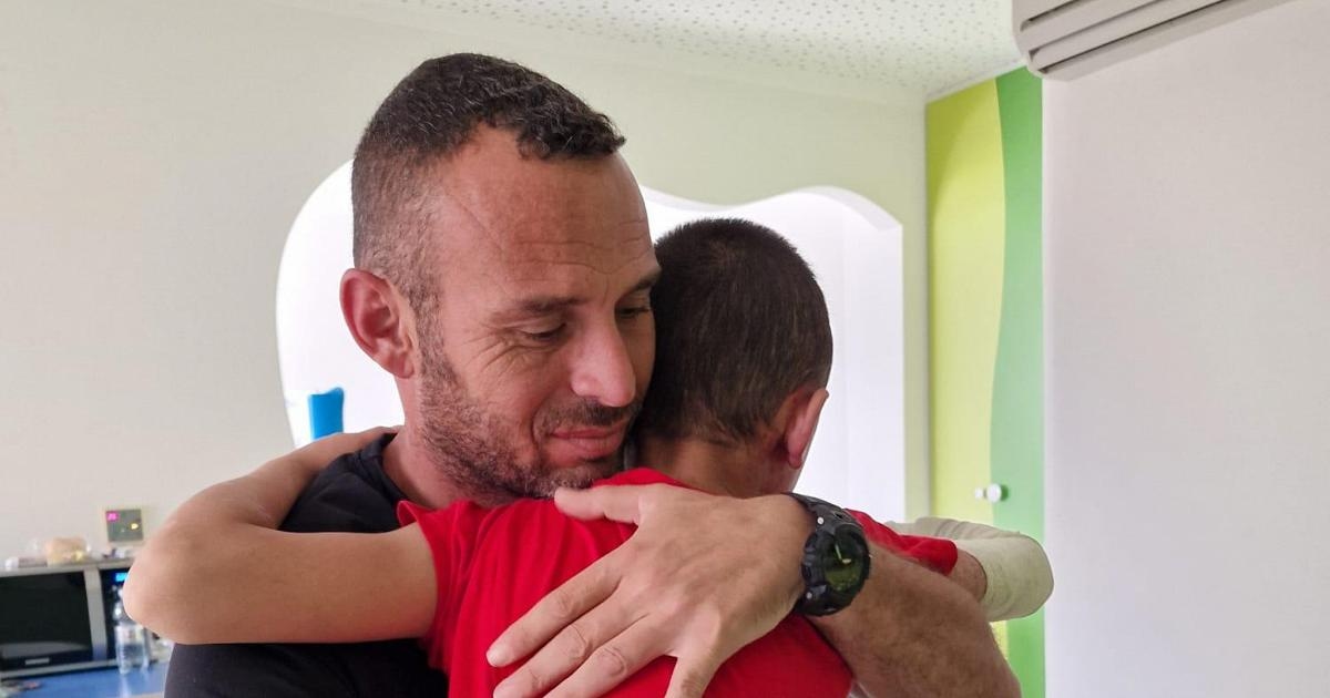 Pequeno Asaad, atingido por bomba em Gaza, recupera a visão após cirurgia