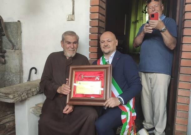 Vergiate - Mario da Corgeno'nun 80. doğum günü için şehrin anahtarları - - Varese Haberleri