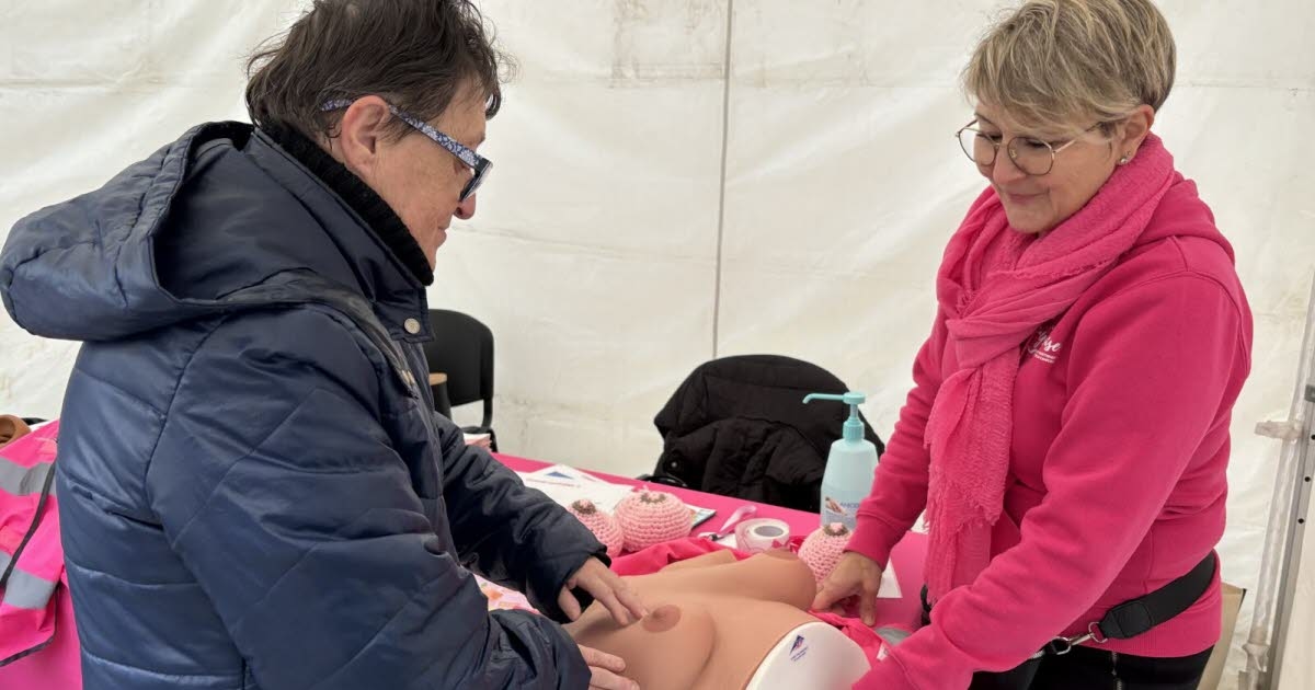Jussey. Breast cancer: a midwife provides training in breast self-examination.