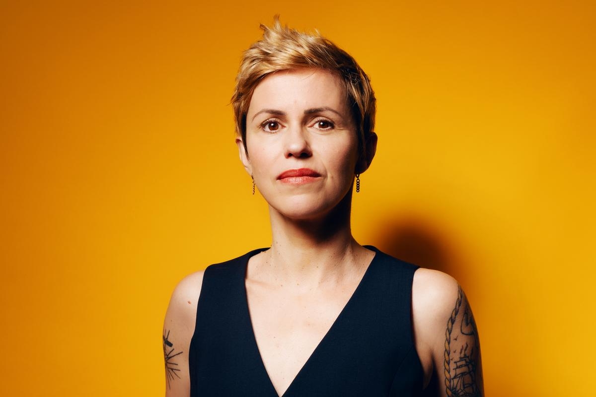 Журналистка Камилла Эммануэль больше не употребляет алкоголь: «Наступает момент, когда уже недостаточно просто держать девушку за волосы, пока ее тошнит».