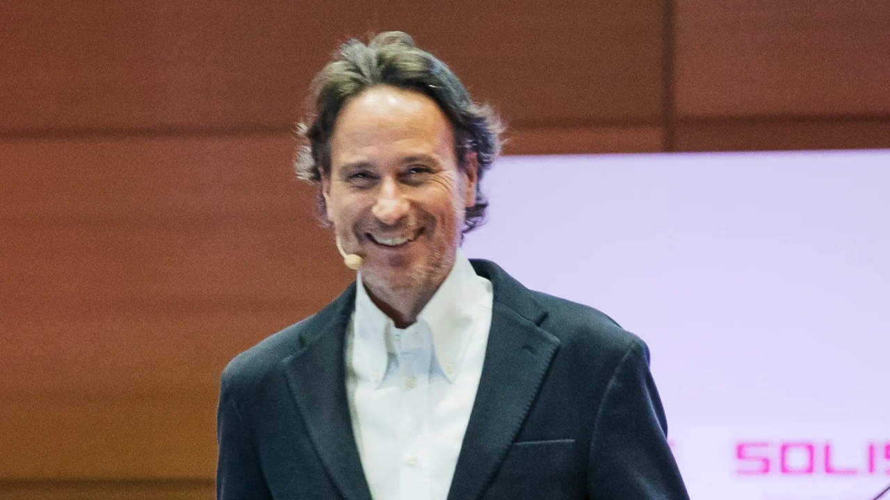 Entrevista a Víctor Küppers, experto en psicología positiva: "Todo el mundo nace con el potencial de ser buena persona, pero muchos se convierten en malos"