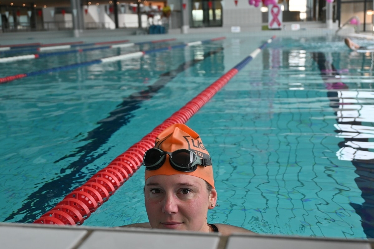 Pink October: She pushes herself to the limit in the 24-hour swim for "those who are fighting"