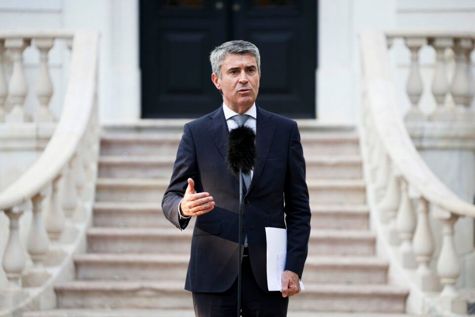 José Luís Carneiro is "ongelovig" over de bezuinigingen op de nationale gezondheidszorg en roept daarom op tot het aftreden van de minister van Volksgezondheid.