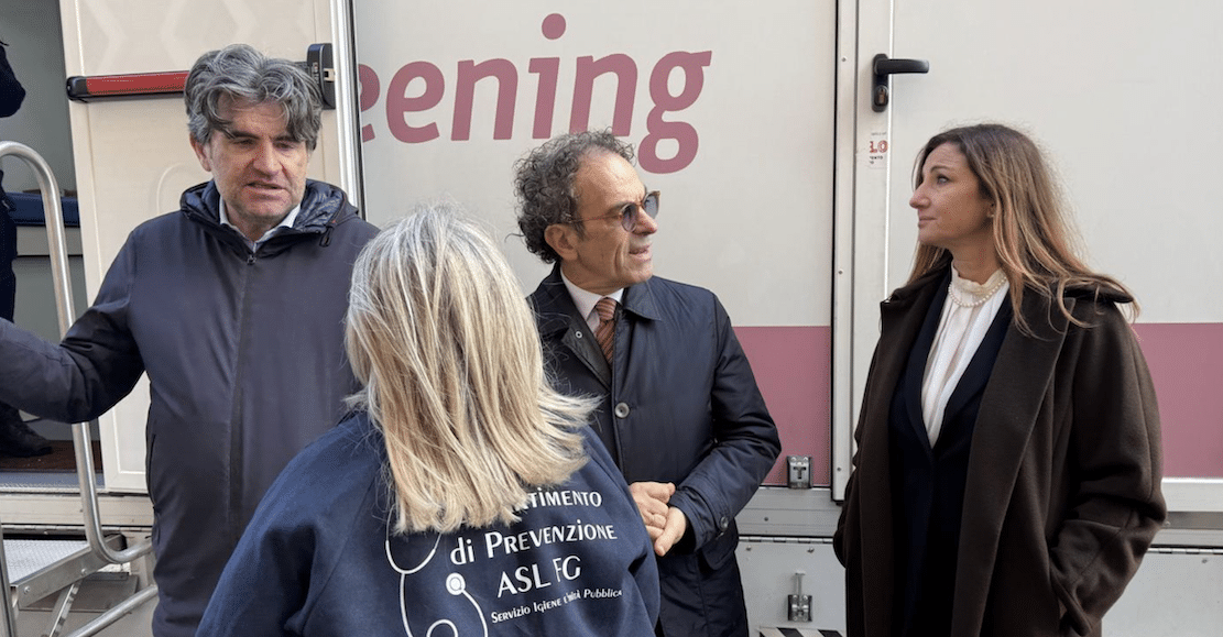 Lokale Gesundheitsbehörde Foggia: Krebsvorsorgeuntersuchungen im Gefängnis für eine umfassende Gesundheitsversorgung. Die erste Station ist der Gefängnishof.